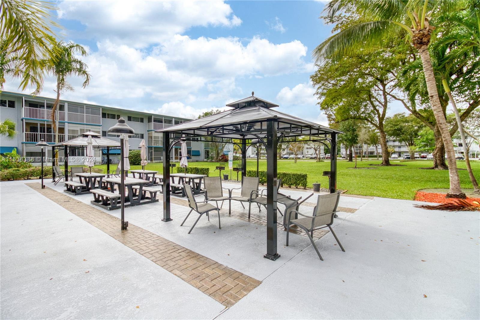 1101 Hillcrest Ct 101, Hollywood, Florida 33021, 1 Bedroom Bedrooms, ,1 BathroomBathrooms,Residential,For Sale,1101 Hillcrest Ct 101,A11536388