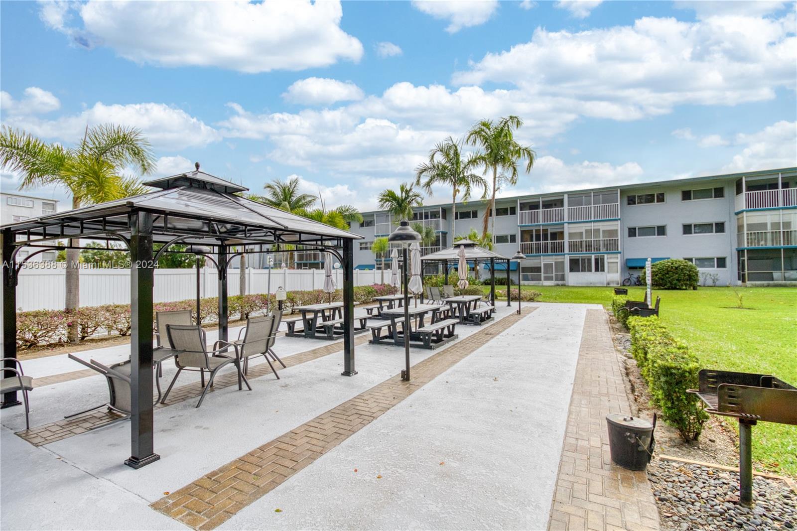 1101 Hillcrest Ct 101, Hollywood, Florida 33021, 1 Bedroom Bedrooms, ,1 BathroomBathrooms,Residential,For Sale,1101 Hillcrest Ct 101,A11536388