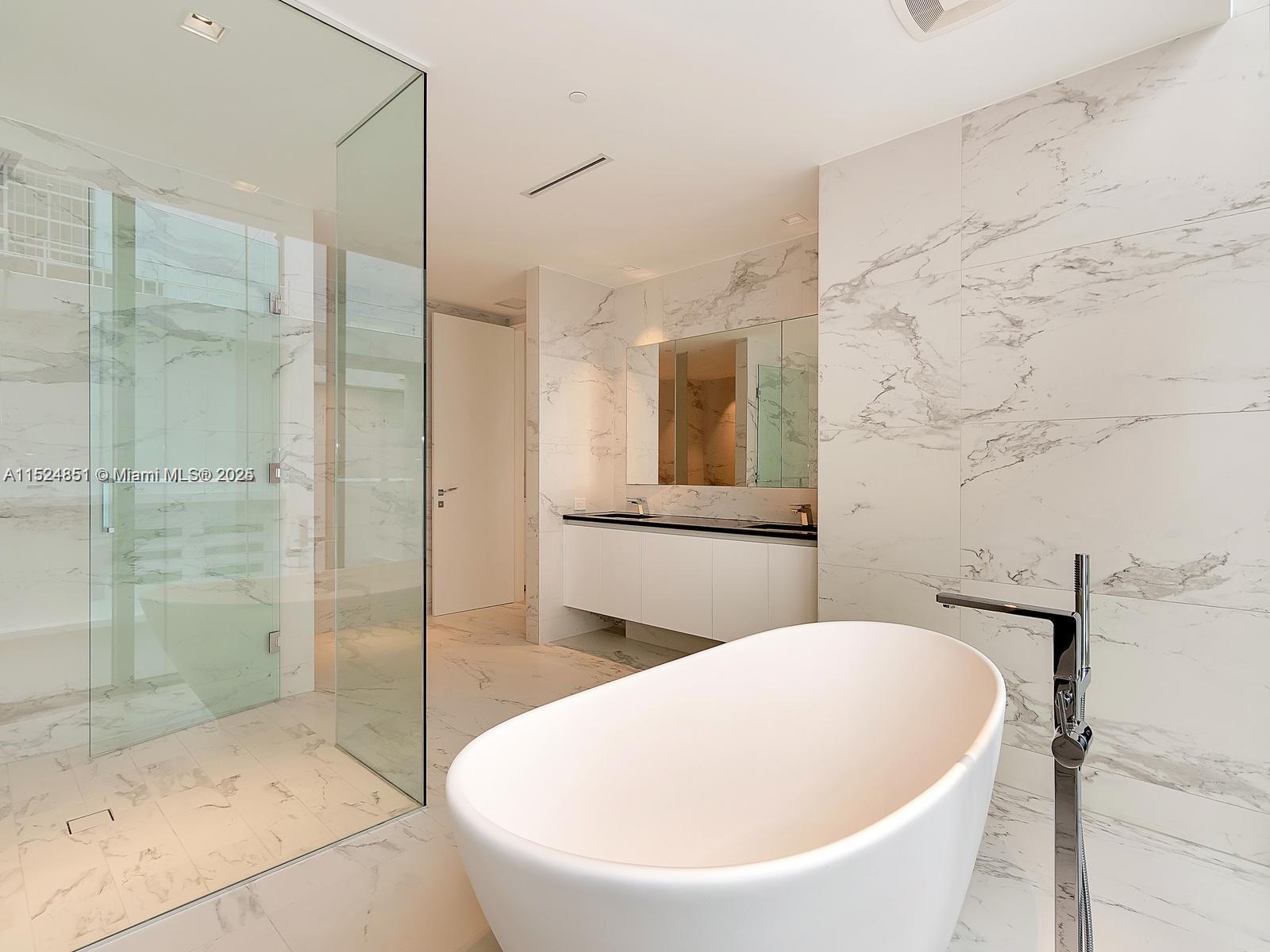 1000 Biscayne Blvd 4802, Miami, Florida 33132, 4 Bedrooms Bedrooms, ,5 BathroomsBathrooms,Residentiallease,For Rent,1000 Biscayne Blvd 4802,A11524851