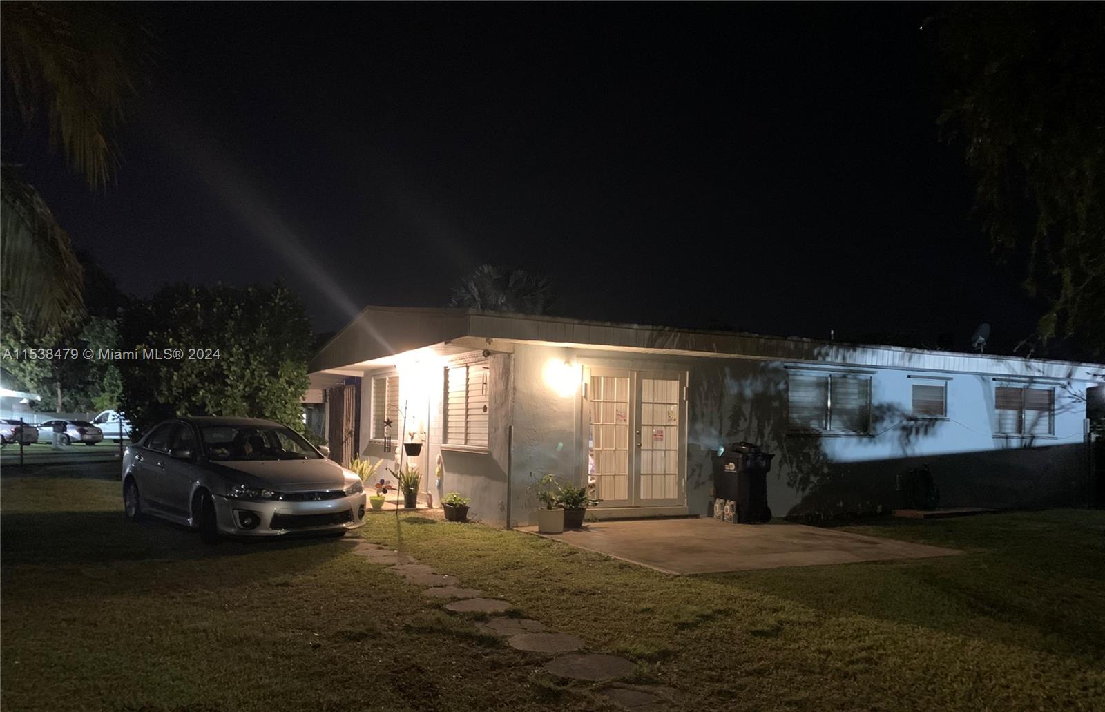 Nice house on th corner lote.