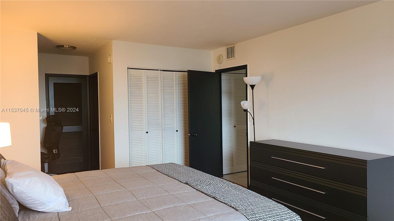 2500 Parkview Dr 802, Hallandale Beach, Florida 33009, 2 Bedrooms Bedrooms, ,2 BathroomsBathrooms,Residentiallease,For Rent,2500 Parkview Dr 802,A11537045