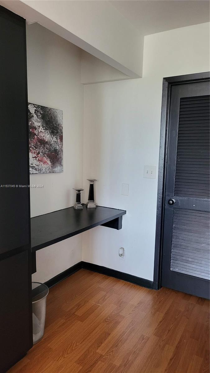 Built-in Desk (Primary)