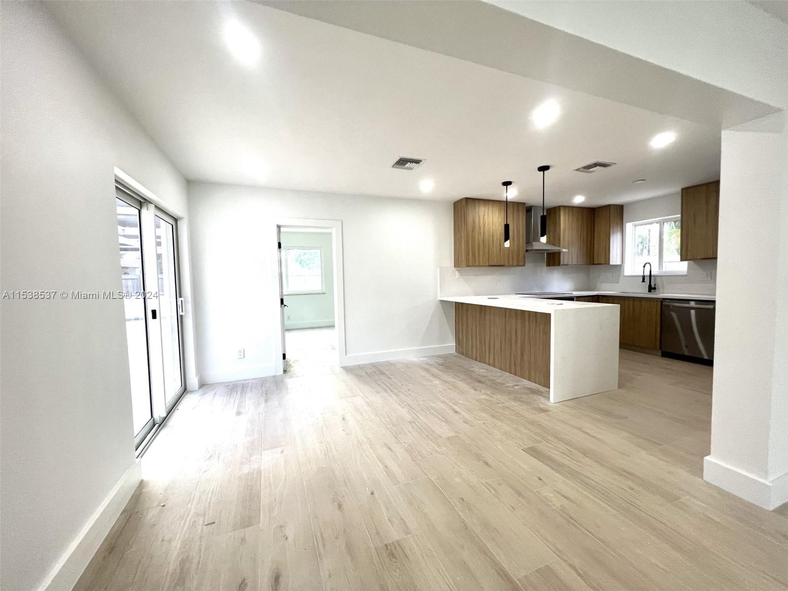 1116 N 31st Ave, Hollywood, Florida 33021, 4 Bedrooms Bedrooms, ,2 BathroomsBathrooms,Residentiallease,For Rent,1116 N 31st Ave,A11538537