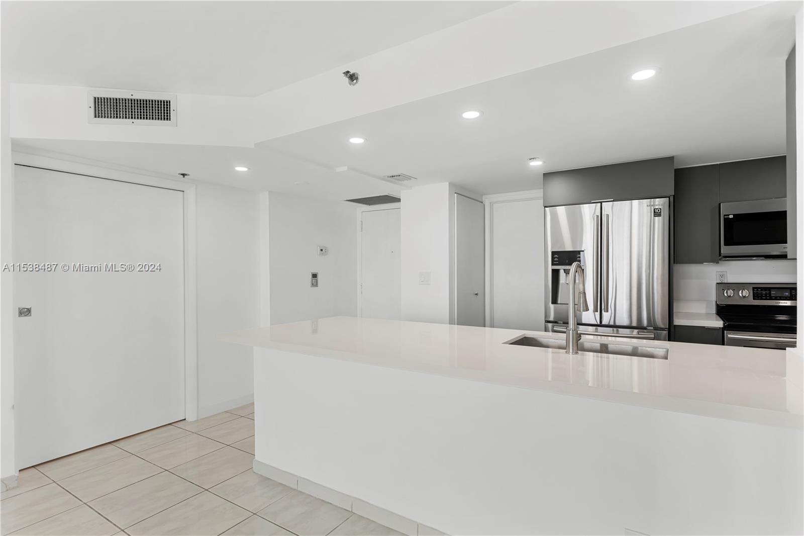 The door is a pocket door that can separate de den from the kitchen