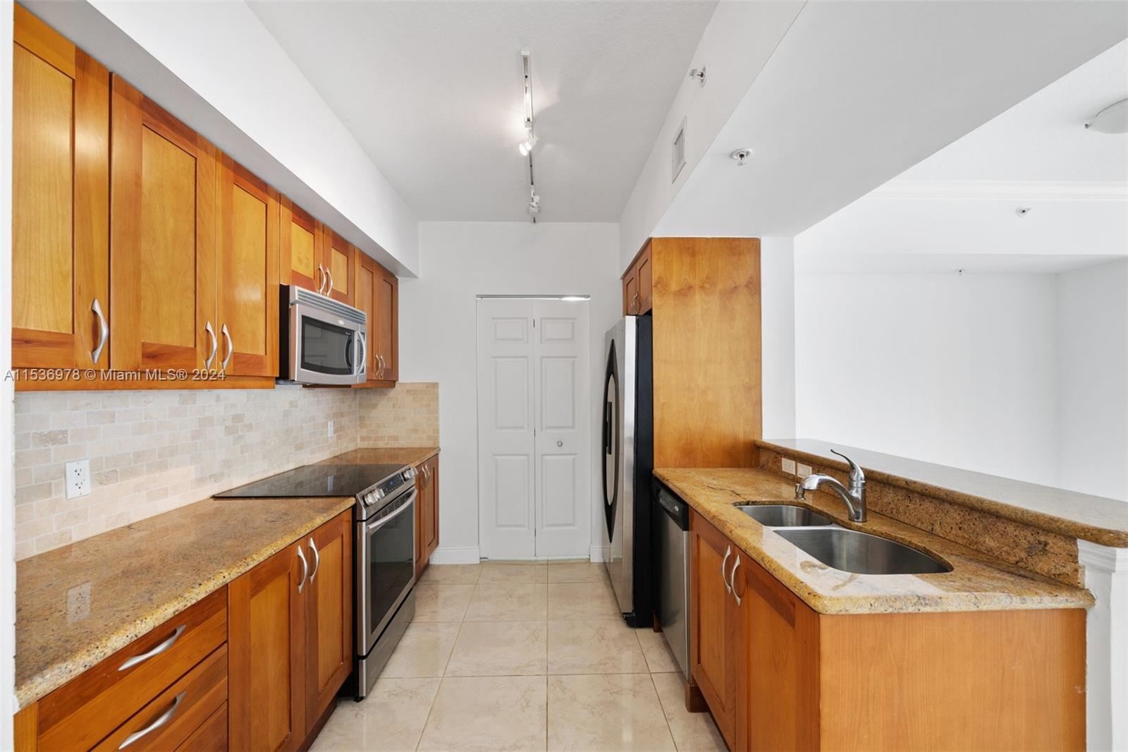 Beautiful kitchen with SS appliances & tumbled marble backsplash