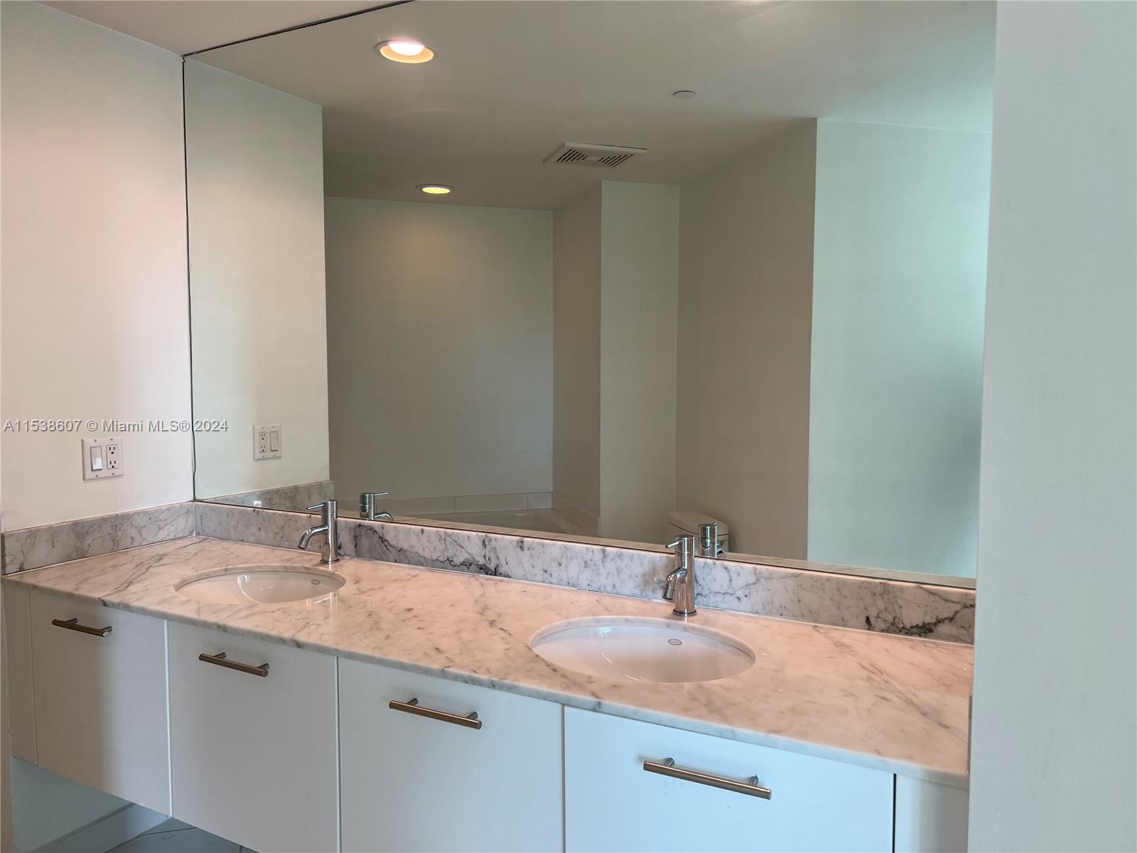 55 SE 6th St 3402, Miami, Florida 33131, 2 Bedrooms Bedrooms, ,2 BathroomsBathrooms,Residentiallease,For Rent,55 SE 6th St 3402,A11538607