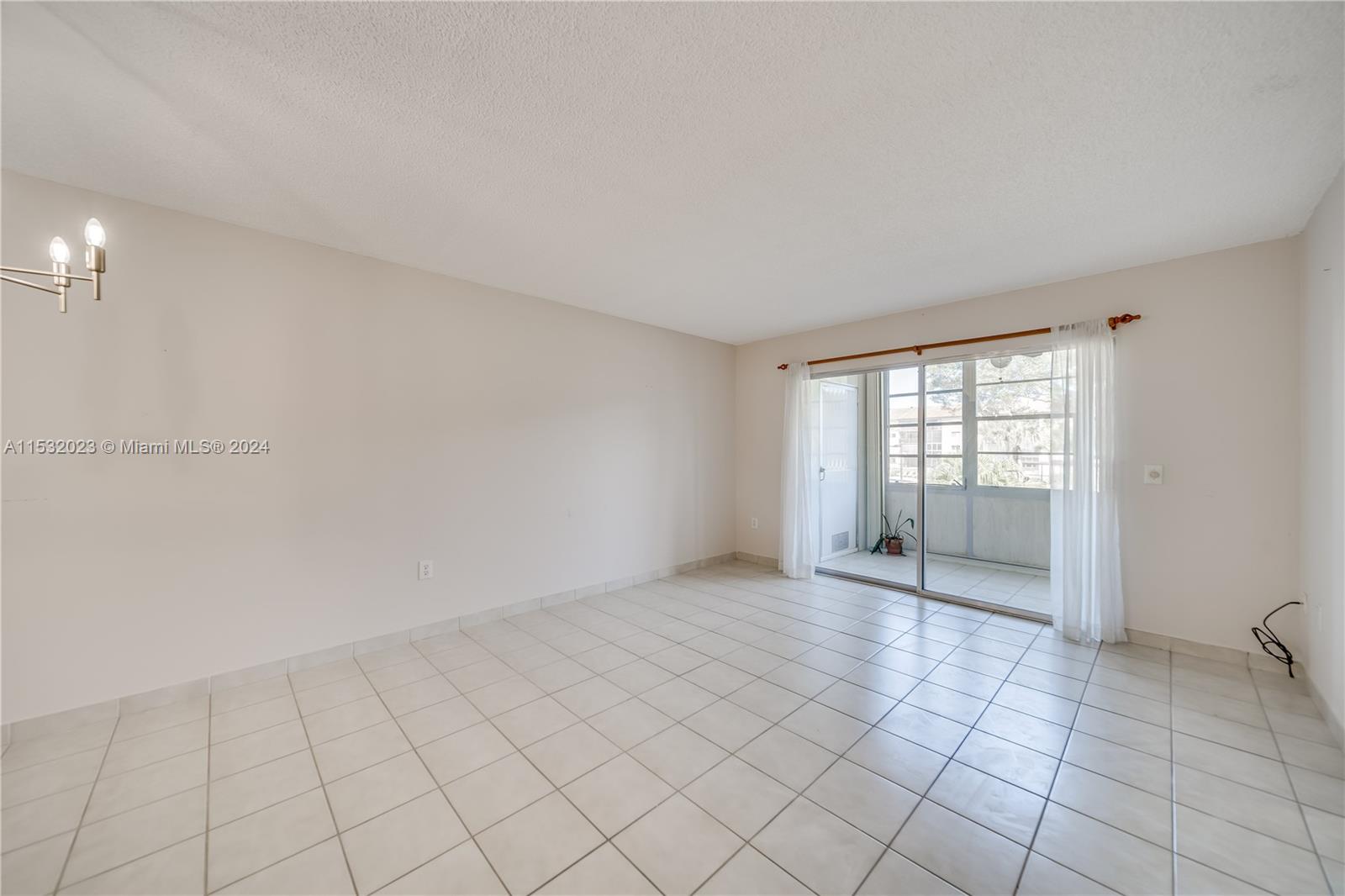 Entrance, Hallway, Pass through to kitchen