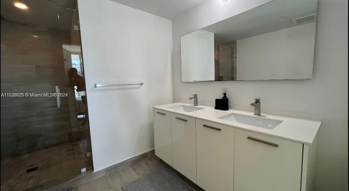 1300 BRICKELL BAY DR 3400, Miami, Florida 33131, 1 Bedroom Bedrooms, ,1 BathroomBathrooms,Residentiallease,For Rent,1300 BRICKELL BAY DR 3400,A11538625