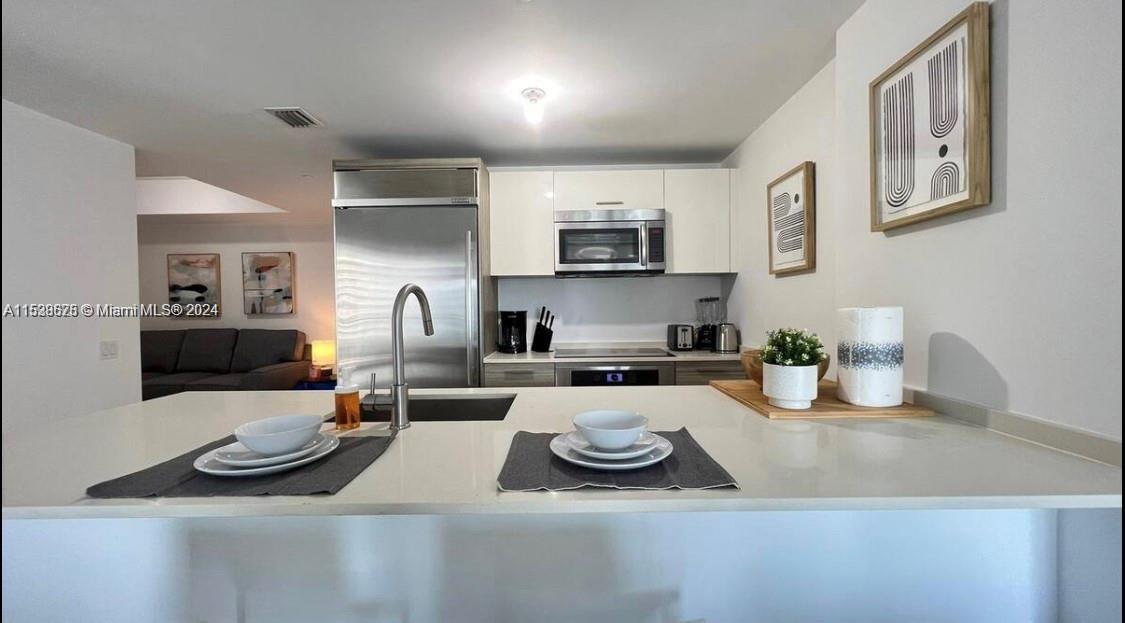 1300 BRICKELL BAY DR 3400, Miami, Florida 33131, 1 Bedroom Bedrooms, ,1 BathroomBathrooms,Residentiallease,For Rent,1300 BRICKELL BAY DR 3400,A11538625