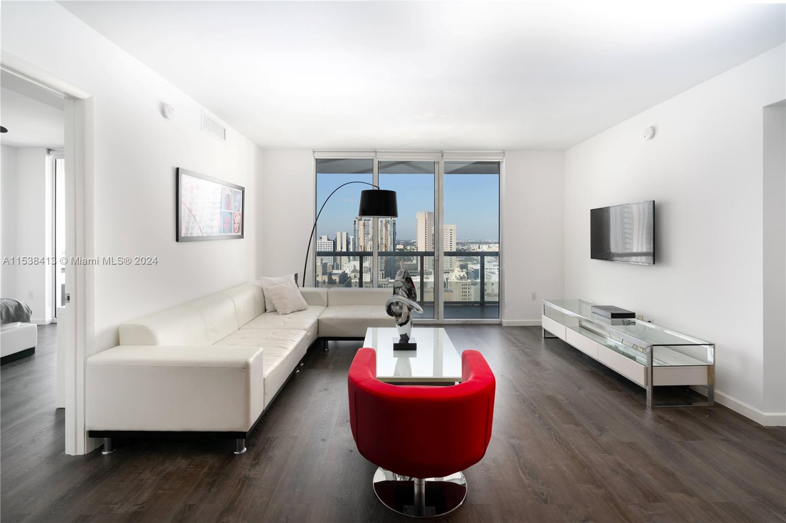 Funished 2 Bedroom and 2 bathroom, corner unit located in the 32nd floor. Wraparound terrace with City and bay views. 24 hour concierge and security, valet parking, gym, sauna, yoga and pilates room. Rent includes cable, Internet and water.