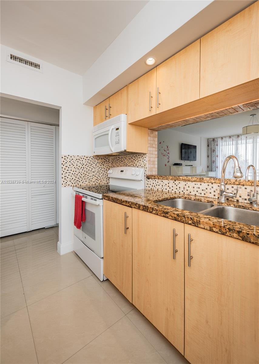 Kitchen/w installed Water Filter