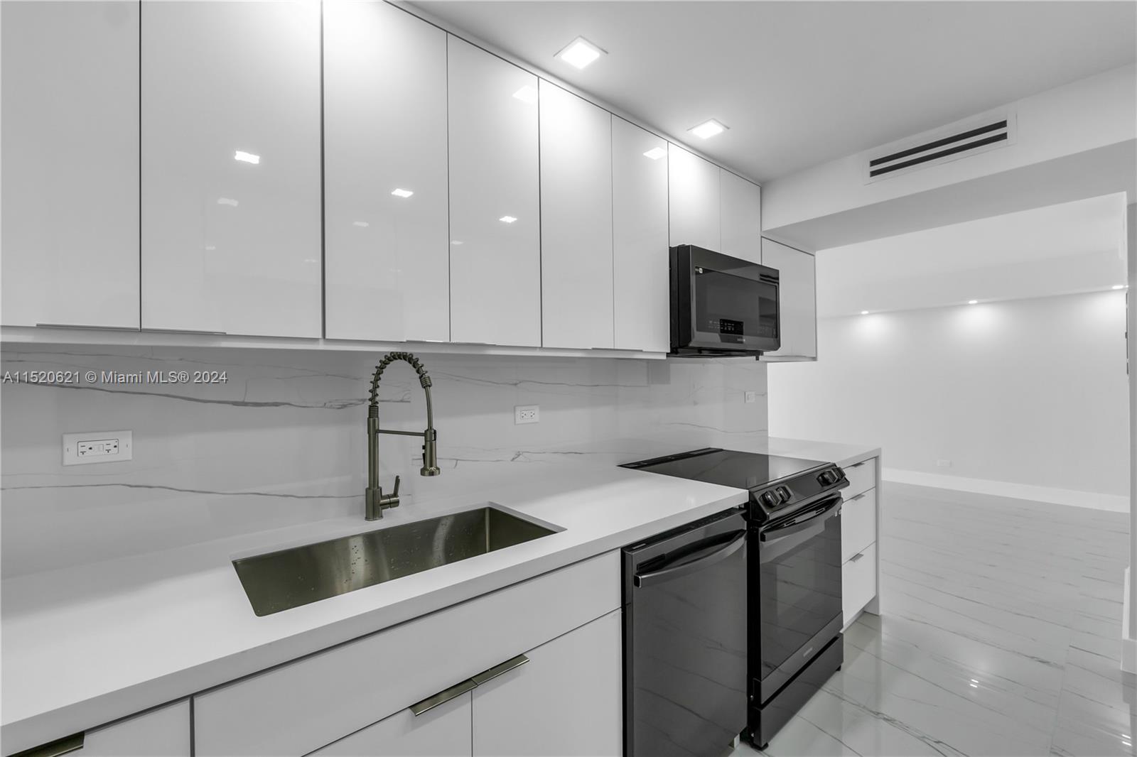 6039 Collins Ave 1514, Miami Beach, Florida 33140, 2 Bedrooms Bedrooms, ,2 BathroomsBathrooms,Residential,For Sale,6039 Collins Ave 1514,A11520621
