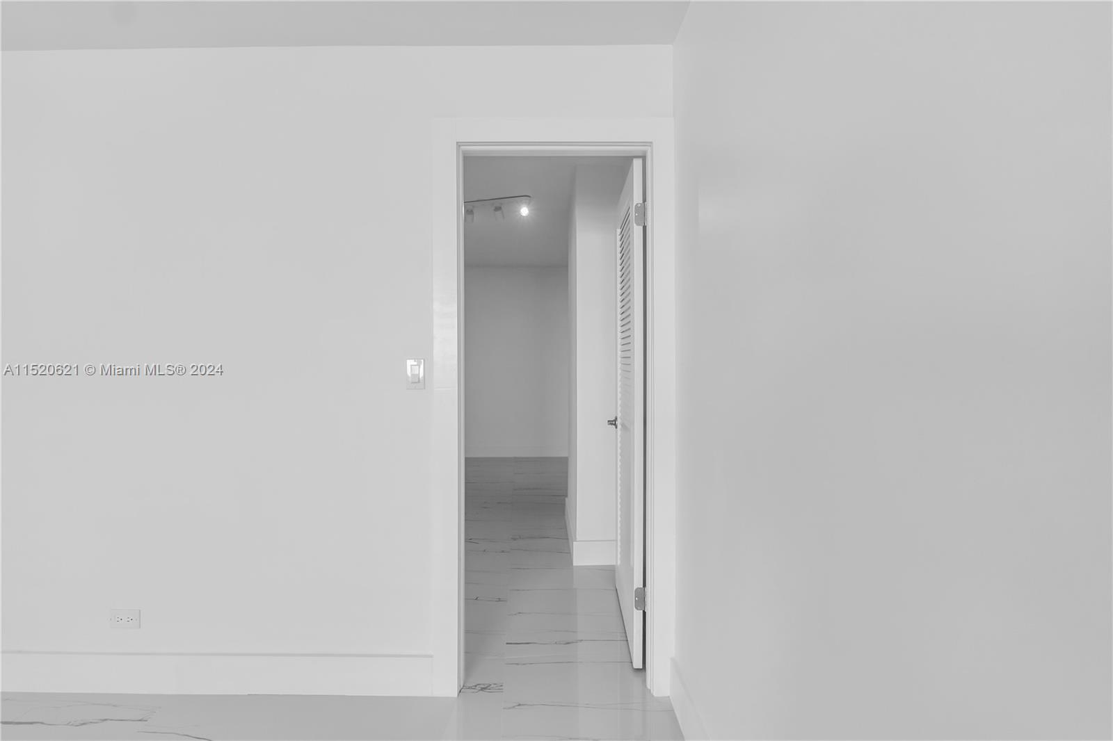 6039 Collins Ave 1514, Miami Beach, Florida 33140, 2 Bedrooms Bedrooms, ,2 BathroomsBathrooms,Residential,For Sale,6039 Collins Ave 1514,A11520621