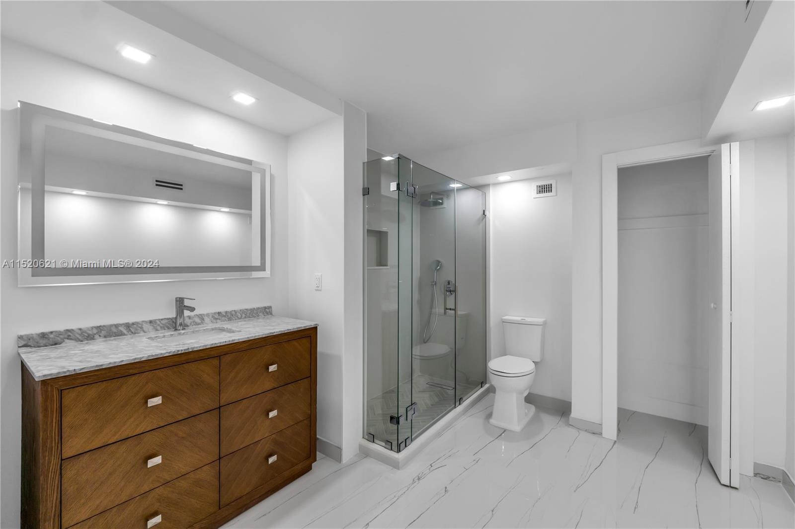 6039 Collins Ave 1514, Miami Beach, Florida 33140, 2 Bedrooms Bedrooms, ,2 BathroomsBathrooms,Residential,For Sale,6039 Collins Ave 1514,A11520621