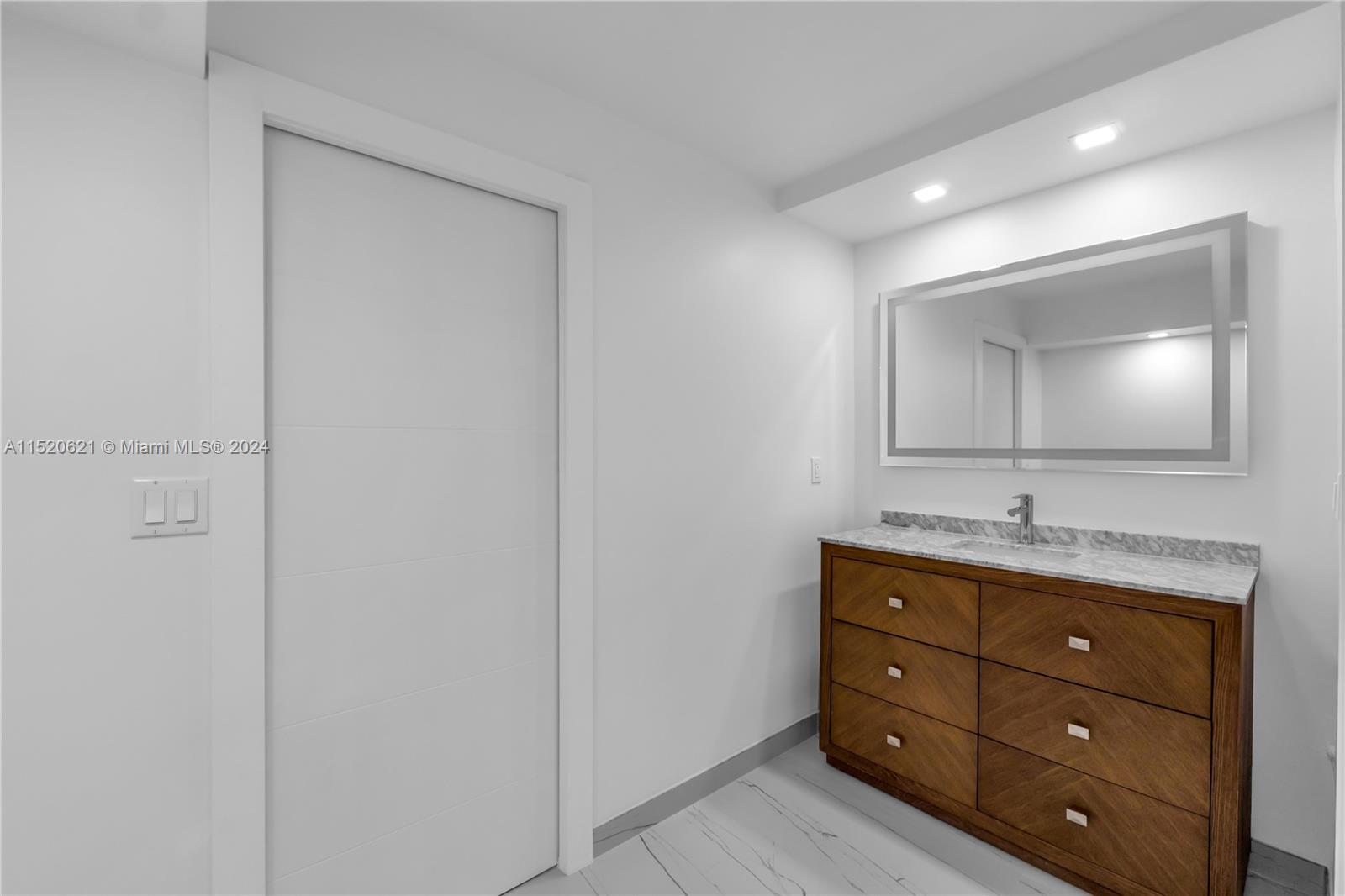 6039 Collins Ave 1514, Miami Beach, Florida 33140, 2 Bedrooms Bedrooms, ,2 BathroomsBathrooms,Residential,For Sale,6039 Collins Ave 1514,A11520621