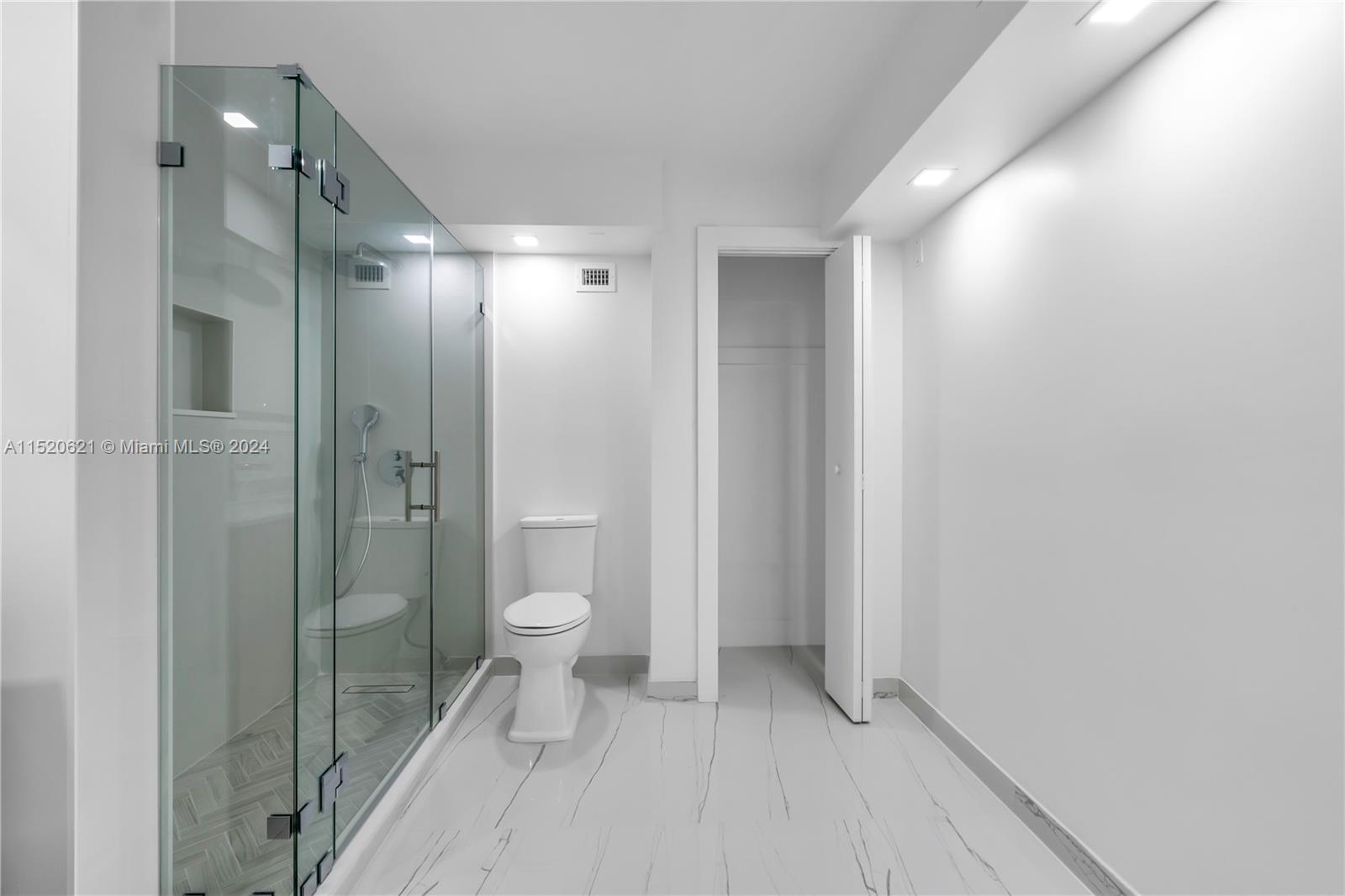 6039 Collins Ave 1514, Miami Beach, Florida 33140, 2 Bedrooms Bedrooms, ,2 BathroomsBathrooms,Residential,For Sale,6039 Collins Ave 1514,A11520621