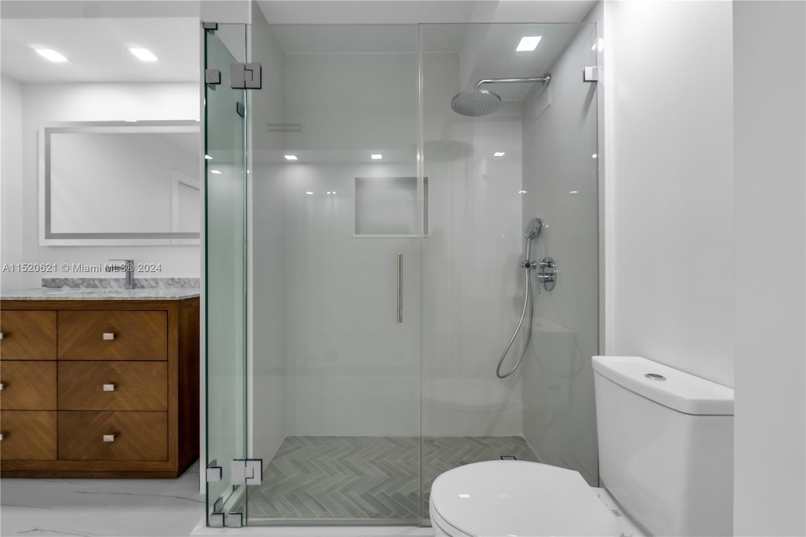 6039 Collins Ave 1514, Miami Beach, Florida 33140, 2 Bedrooms Bedrooms, ,2 BathroomsBathrooms,Residential,For Sale,6039 Collins Ave 1514,A11520621