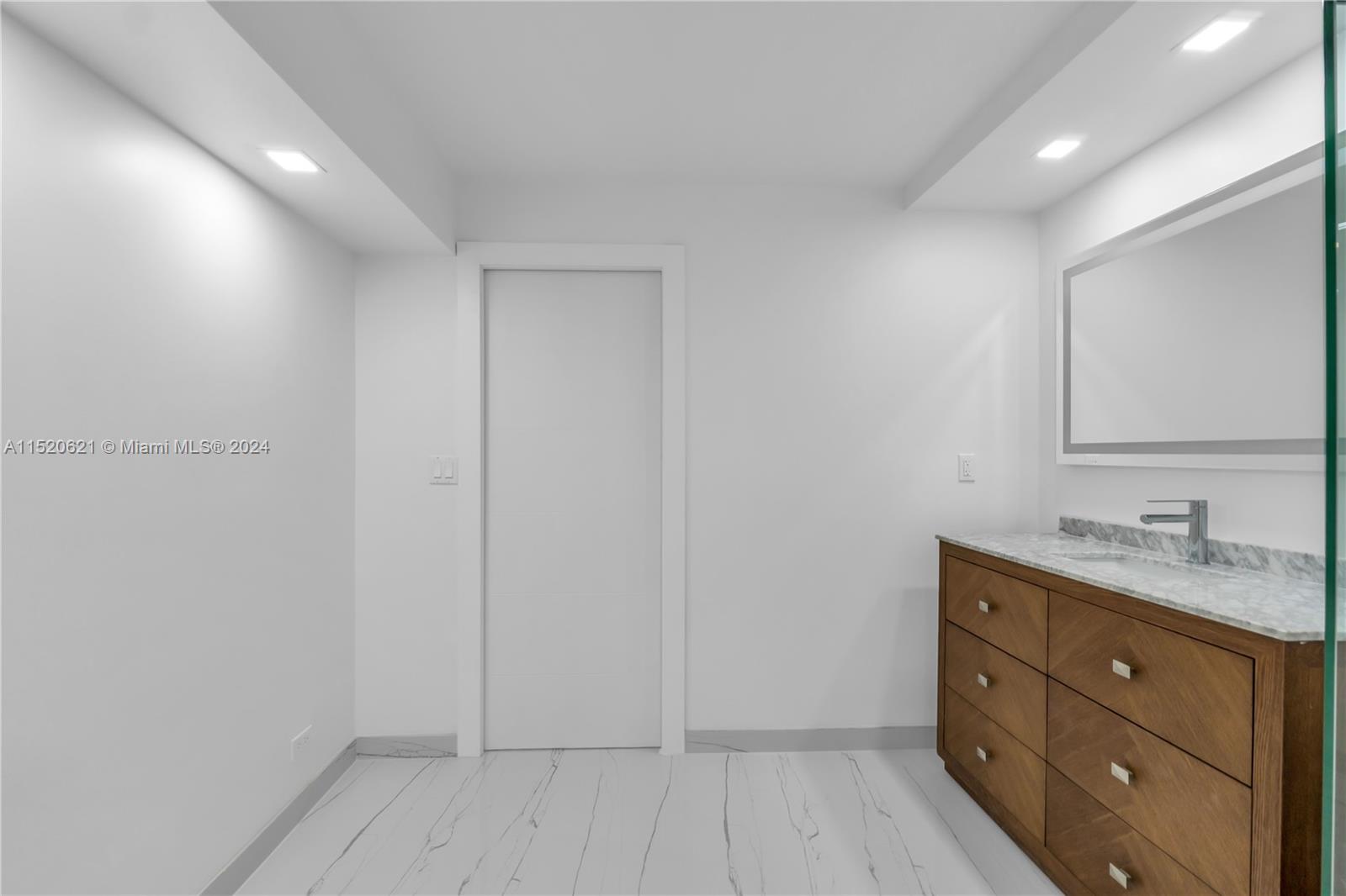 6039 Collins Ave 1514, Miami Beach, Florida 33140, 2 Bedrooms Bedrooms, ,2 BathroomsBathrooms,Residential,For Sale,6039 Collins Ave 1514,A11520621