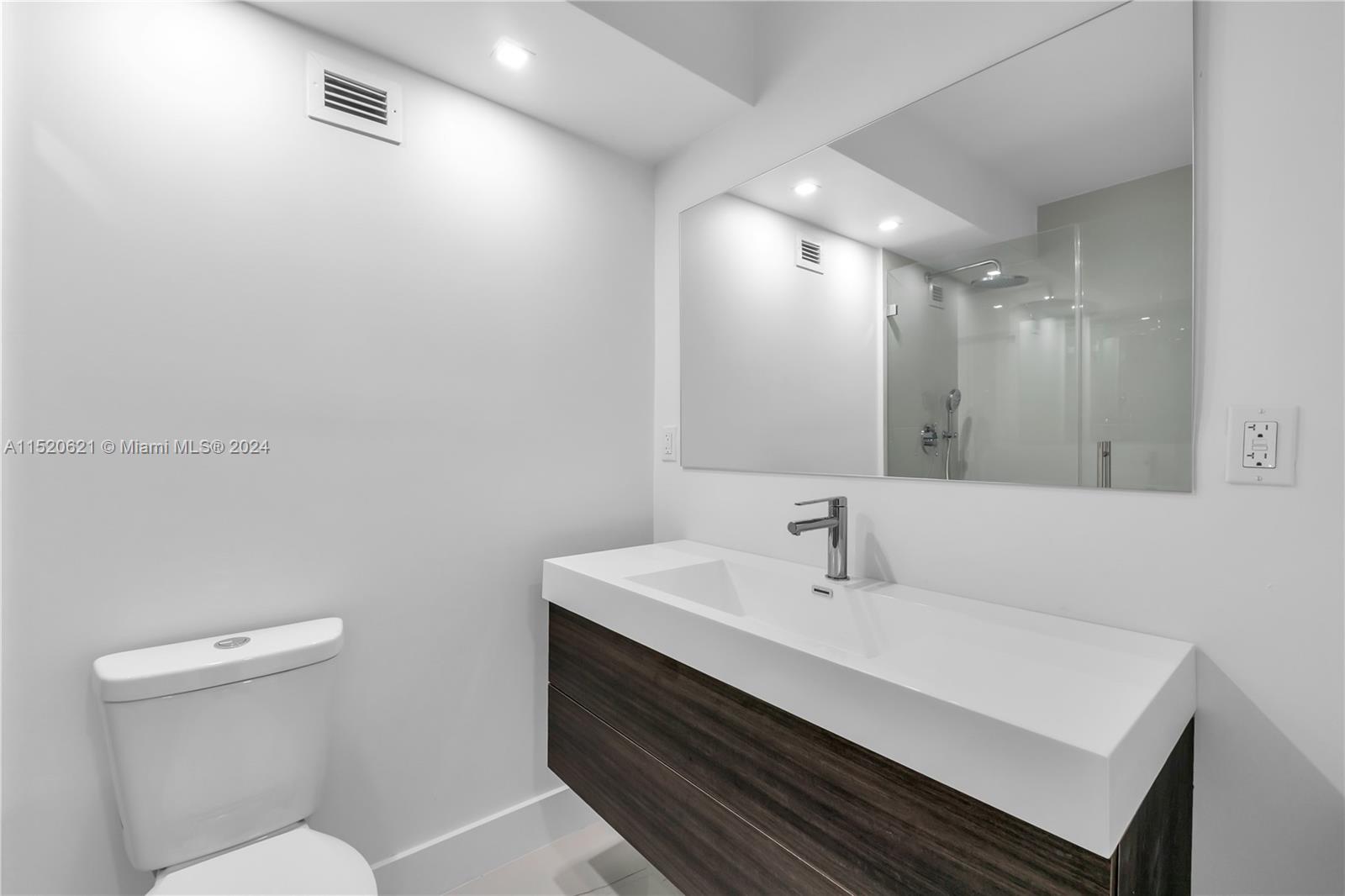 6039 Collins Ave 1514, Miami Beach, Florida 33140, 2 Bedrooms Bedrooms, ,2 BathroomsBathrooms,Residential,For Sale,6039 Collins Ave 1514,A11520621