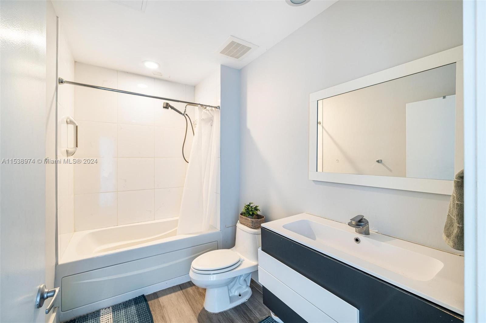 950 Brickell Bay Dr 4203, Miami, Florida 33131, 1 Bedroom Bedrooms, ,1 BathroomBathrooms,Residential,For Sale,950 Brickell Bay Dr 4203,A11538974