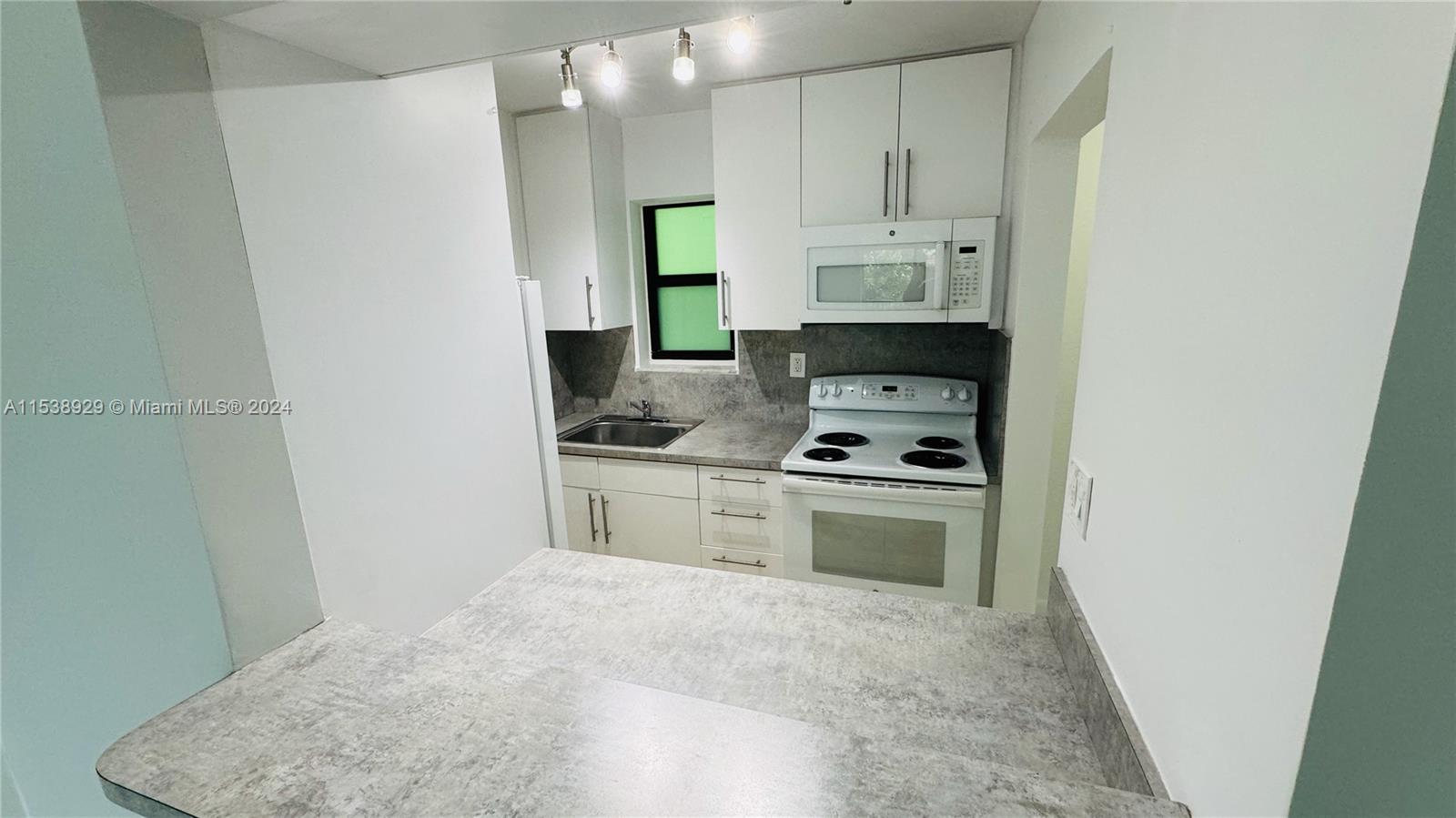 1530 SW 2nd St 401, Miami, Florida 33135, 2 Bedrooms Bedrooms, ,1 BathroomBathrooms,Residentiallease,For Rent,1530 SW 2nd St 401,A11538929