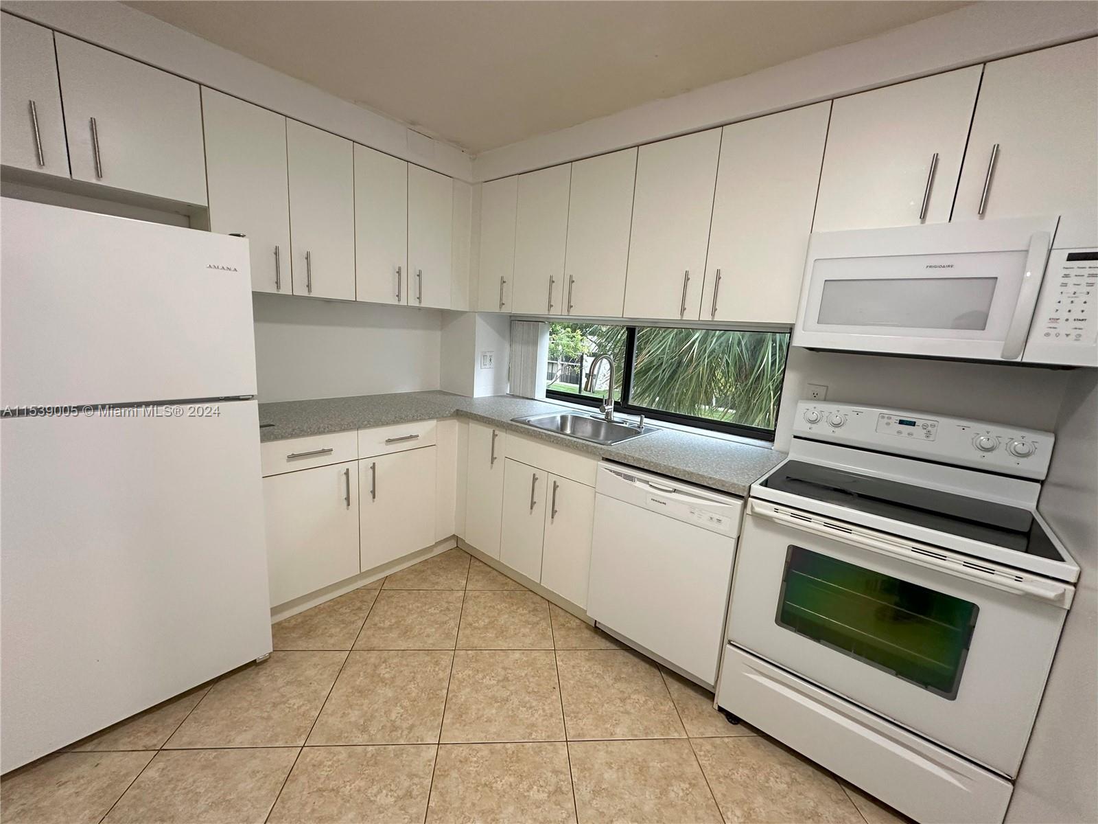 17021 N Bay Rd 320-4, Sunny Isles Beach, Florida 33160, 2 Bedrooms Bedrooms, ,2 BathroomsBathrooms,Residential,For Sale,17021 N Bay Rd 320-4,A11539005