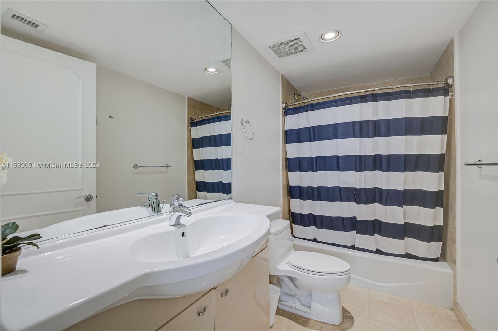 1830 S Ocean Dr 2004, Hallandale Beach, Florida 33009, 2 Bedrooms Bedrooms, ,3 BathroomsBathrooms,Residentiallease,For Rent,1830 S Ocean Dr 2004,A11539094