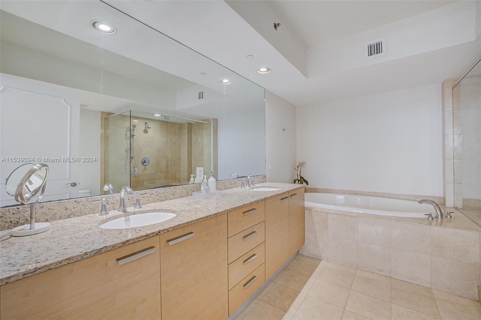 1830 S Ocean Dr 2004, Hallandale Beach, Florida 33009, 2 Bedrooms Bedrooms, ,3 BathroomsBathrooms,Residentiallease,For Rent,1830 S Ocean Dr 2004,A11539094