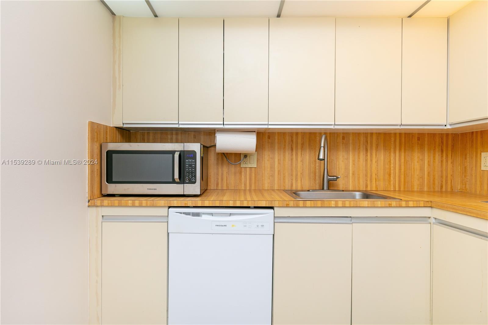 2500 Parkview dr 2009, Hallandale Beach, Florida 33009, 1 Bedroom Bedrooms, ,1 BathroomBathrooms,Residential,For Sale,2500 Parkview dr 2009,A11539289