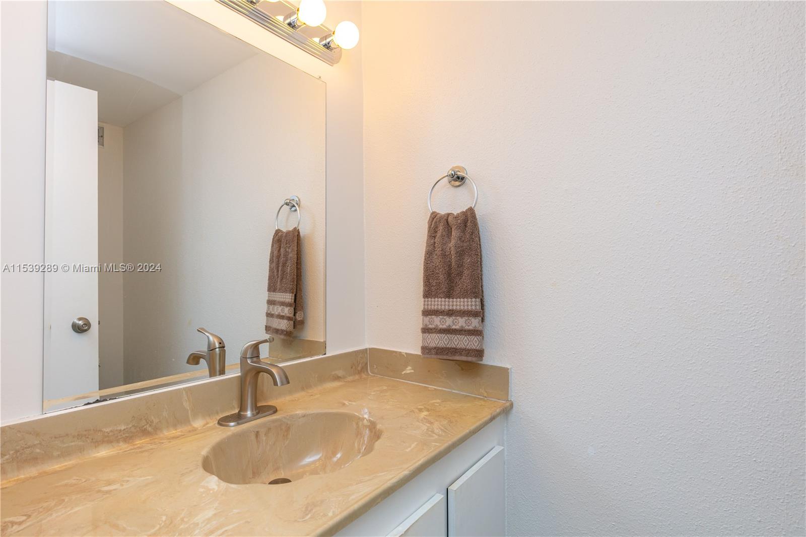 2500 Parkview dr 2009, Hallandale Beach, Florida 33009, 1 Bedroom Bedrooms, ,1 BathroomBathrooms,Residential,For Sale,2500 Parkview dr 2009,A11539289
