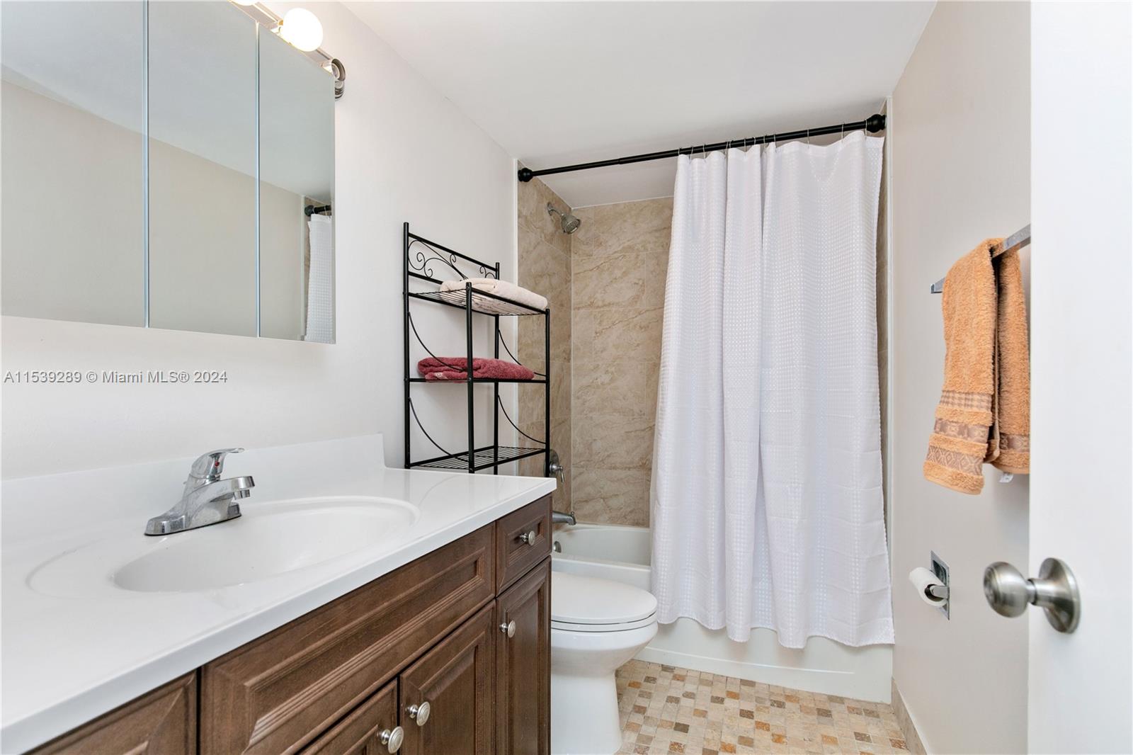 2500 Parkview dr 2009, Hallandale Beach, Florida 33009, 1 Bedroom Bedrooms, ,1 BathroomBathrooms,Residential,For Sale,2500 Parkview dr 2009,A11539289