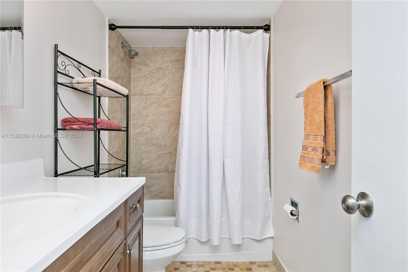 2500 Parkview dr 2009, Hallandale Beach, Florida 33009, 1 Bedroom Bedrooms, ,1 BathroomBathrooms,Residential,For Sale,2500 Parkview dr 2009,A11539289