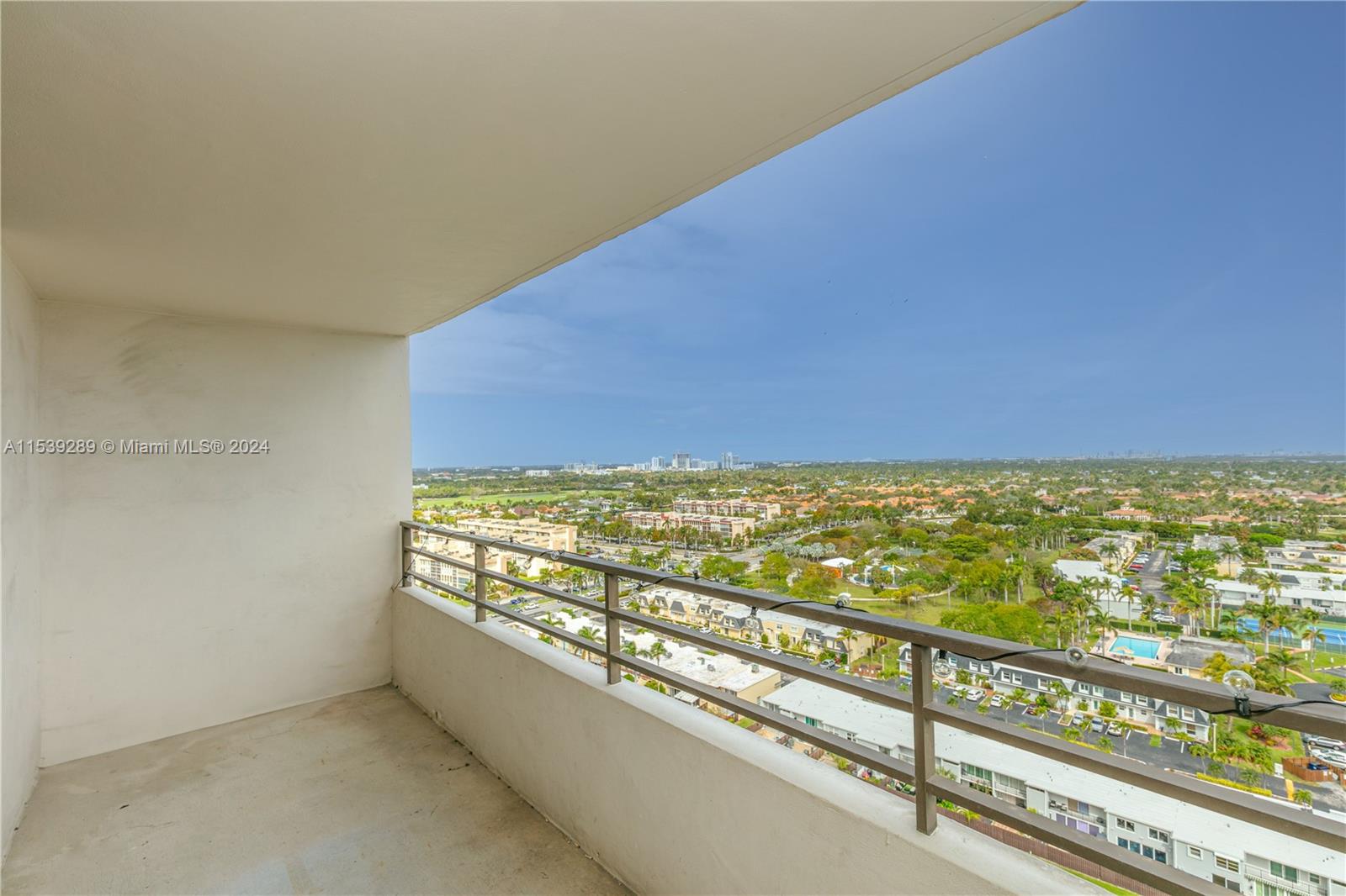 2500 Parkview dr 2009, Hallandale Beach, Florida 33009, 1 Bedroom Bedrooms, ,1 BathroomBathrooms,Residential,For Sale,2500 Parkview dr 2009,A11539289