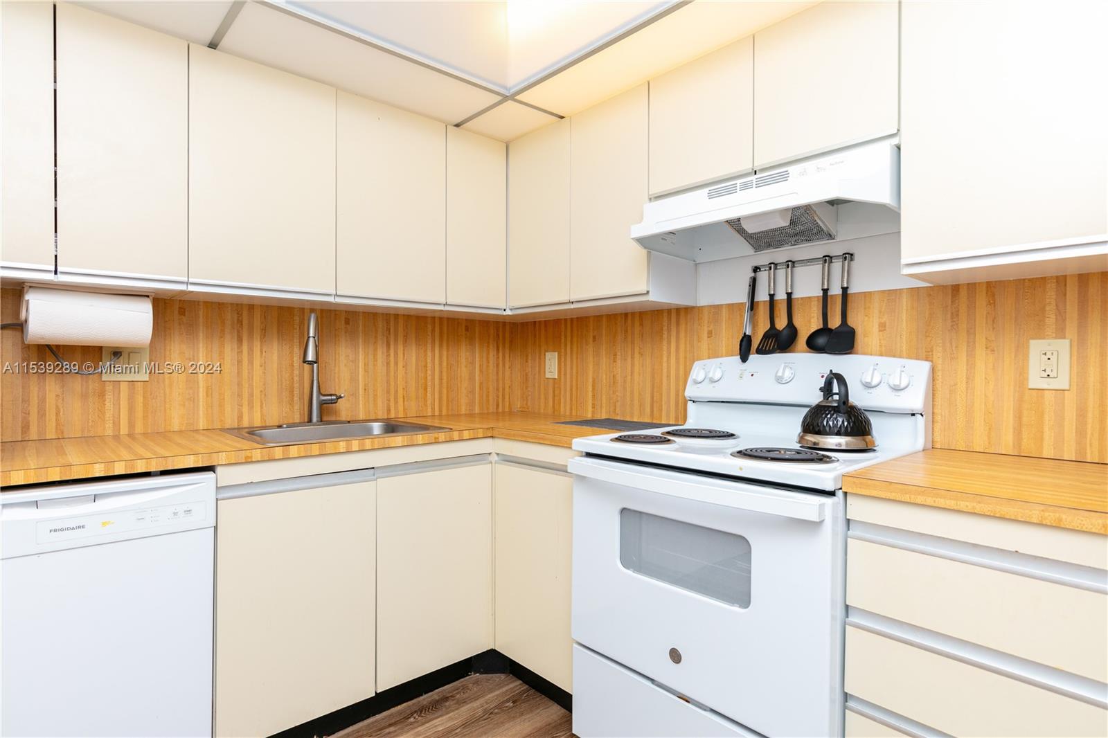 2500 Parkview dr 2009, Hallandale Beach, Florida 33009, 1 Bedroom Bedrooms, ,1 BathroomBathrooms,Residential,For Sale,2500 Parkview dr 2009,A11539289