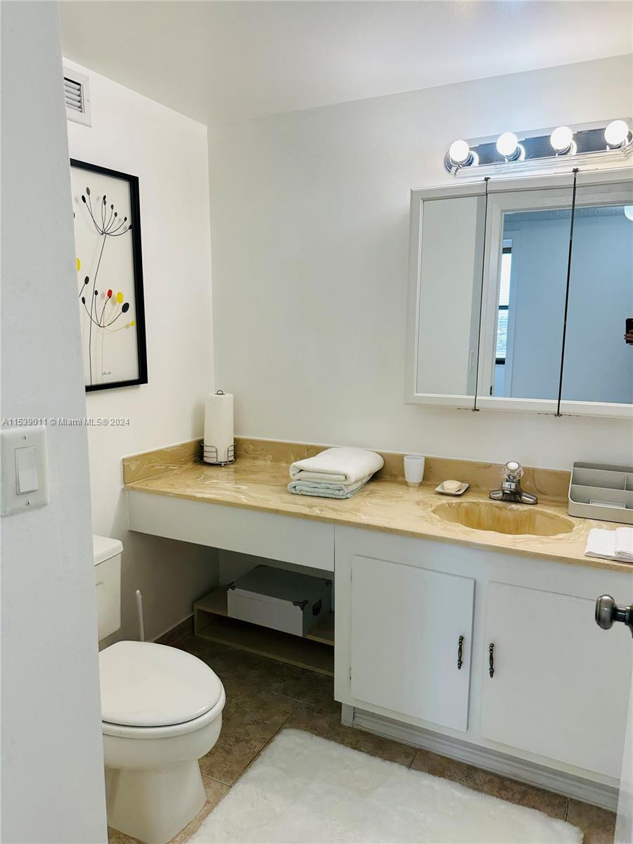 2500 Parkview Dr 907, Hallandale Beach, Florida 33009, 2 Bedrooms Bedrooms, ,2 BathroomsBathrooms,Residentiallease,For Rent,2500 Parkview Dr 907,A11539011