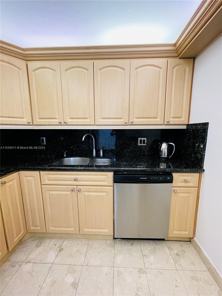 2500 Parkview Dr 907, Hallandale Beach, Florida 33009, 2 Bedrooms Bedrooms, ,2 BathroomsBathrooms,Residentiallease,For Rent,2500 Parkview Dr 907,A11539011