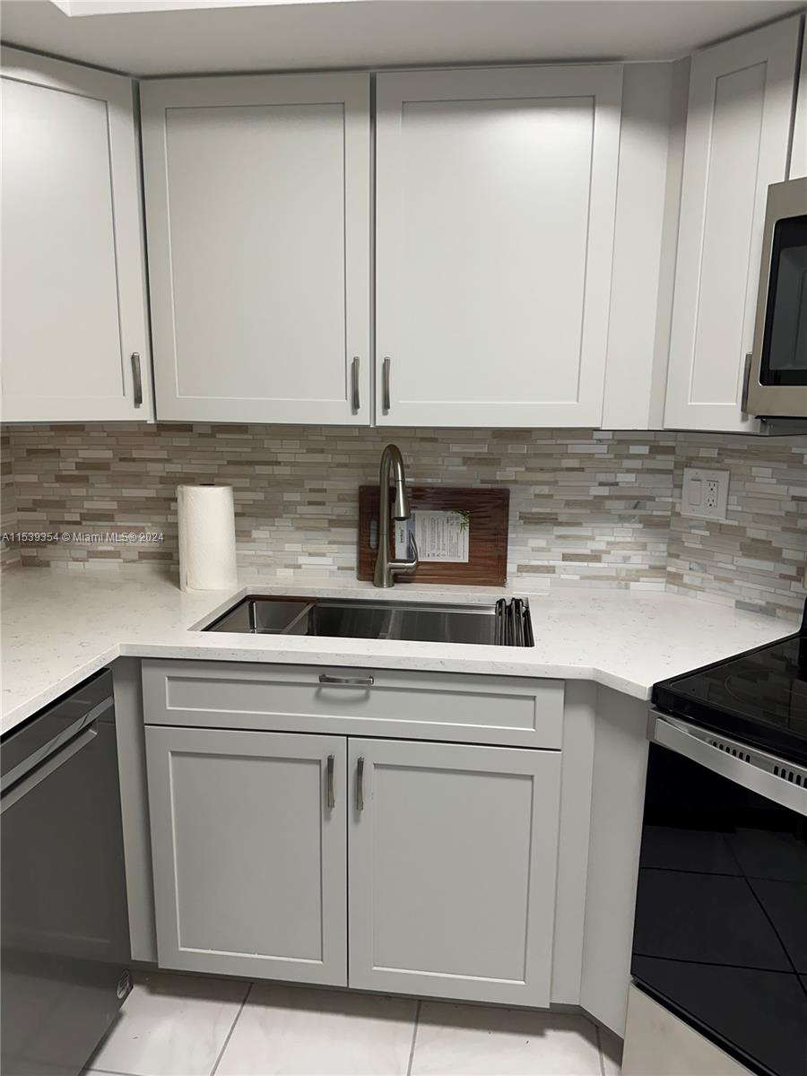 6767 Collins Ave 403, Miami Beach, Florida 33141, 2 Bedrooms Bedrooms, ,1 BathroomBathrooms,Residentiallease,For Rent,6767 Collins Ave 403,A11539354