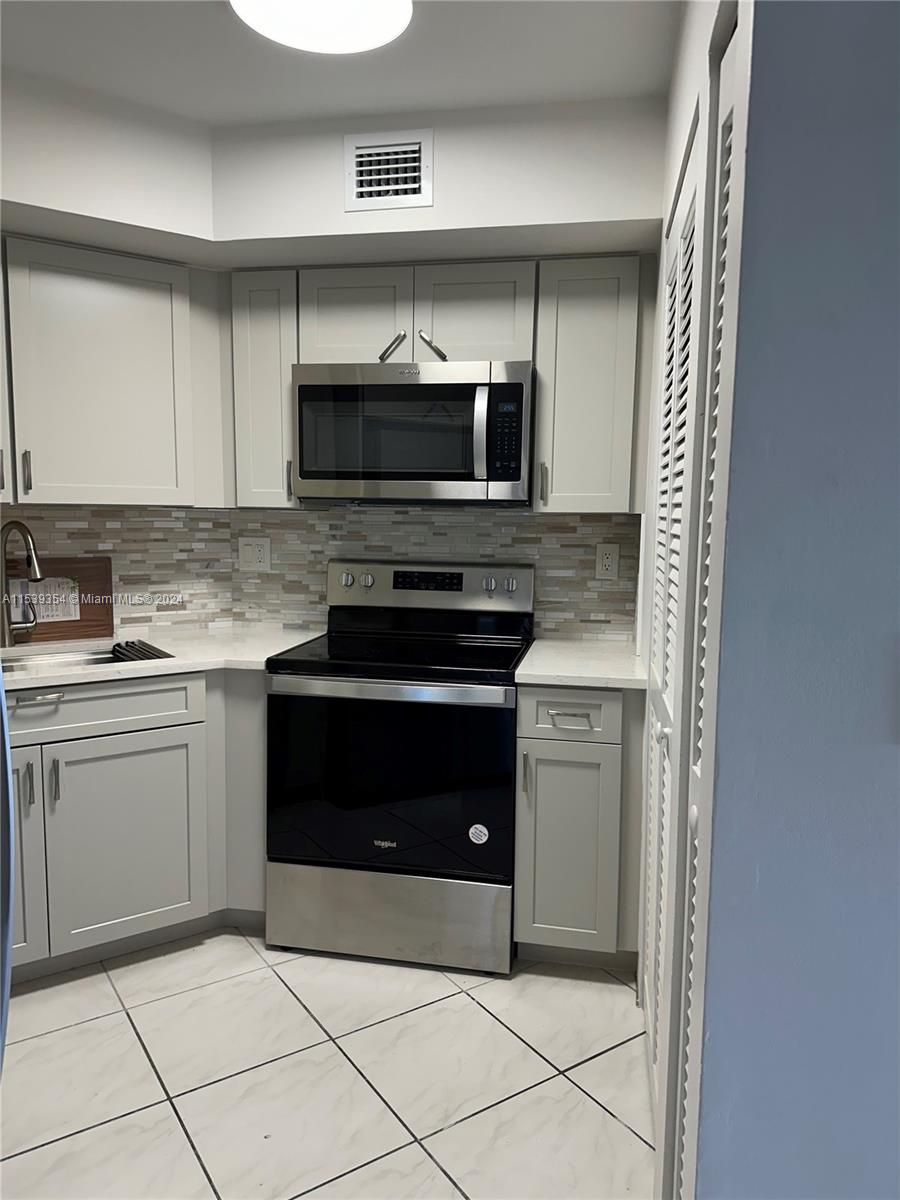 6767 Collins Ave 403, Miami Beach, Florida 33141, 2 Bedrooms Bedrooms, ,1 BathroomBathrooms,Residentiallease,For Rent,6767 Collins Ave 403,A11539354