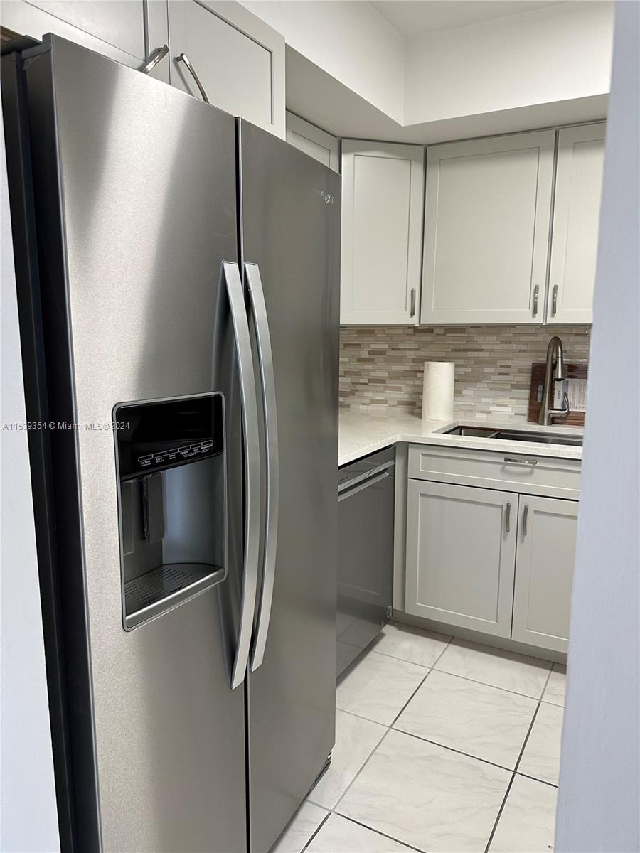 6767 Collins Ave 403, Miami Beach, Florida 33141, 2 Bedrooms Bedrooms, ,1 BathroomBathrooms,Residentiallease,For Rent,6767 Collins Ave 403,A11539354