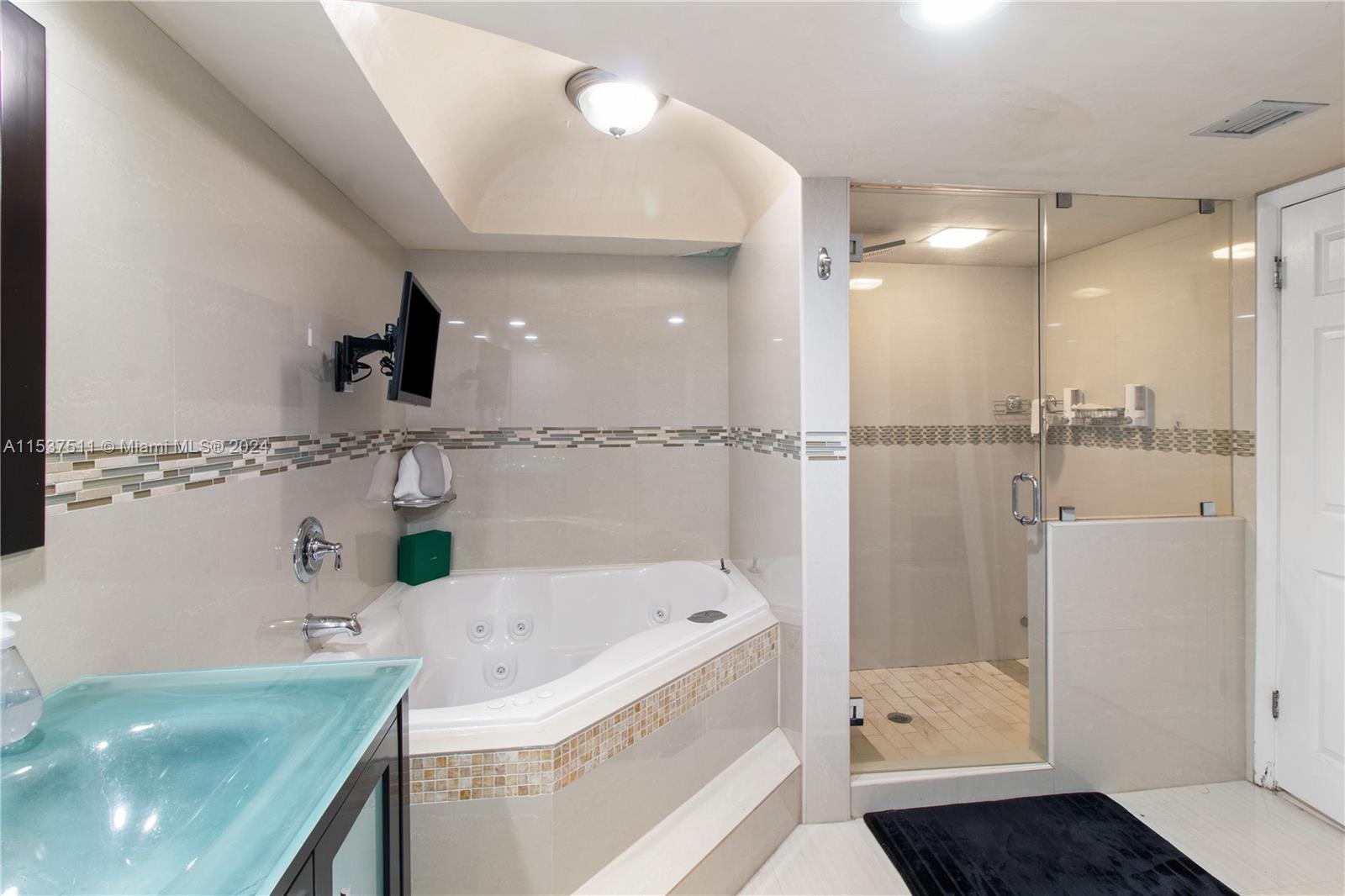 1912 S OCEAN DR 3 D, Hallandale Beach, Florida 33009, 2 Bedrooms Bedrooms, ,2 BathroomsBathrooms,Residential,For Sale,1912 S OCEAN DR 3 D,A11537511