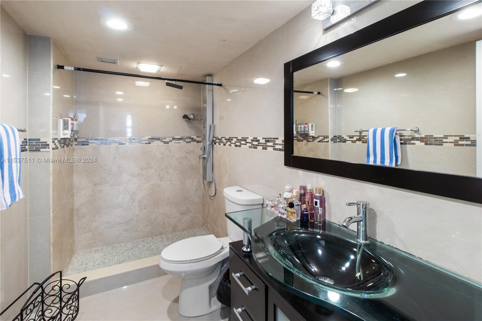 1912 S OCEAN DR 3 D, Hallandale Beach, Florida 33009, 2 Bedrooms Bedrooms, ,2 BathroomsBathrooms,Residential,For Sale,1912 S OCEAN DR 3 D,A11537511