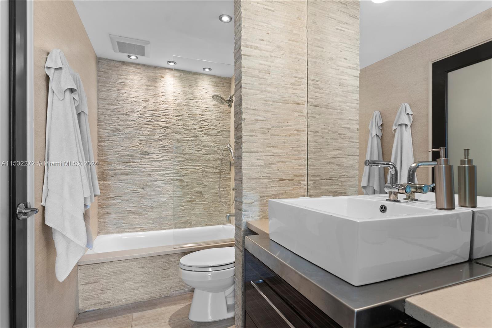 3 Island Ave 3D, Miami Beach, Florida 33139, 2 Bedrooms Bedrooms, ,2 BathroomsBathrooms,Residential,For Sale,3 Island Ave 3D,A11532272