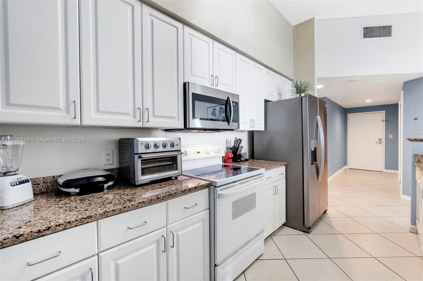 1155 Brickell Bay Dr 202, Miami, Florida 33131, 2 Bedrooms Bedrooms, ,2 BathroomsBathrooms,Residentiallease,For Rent,1155 Brickell Bay Dr 202,A11538849