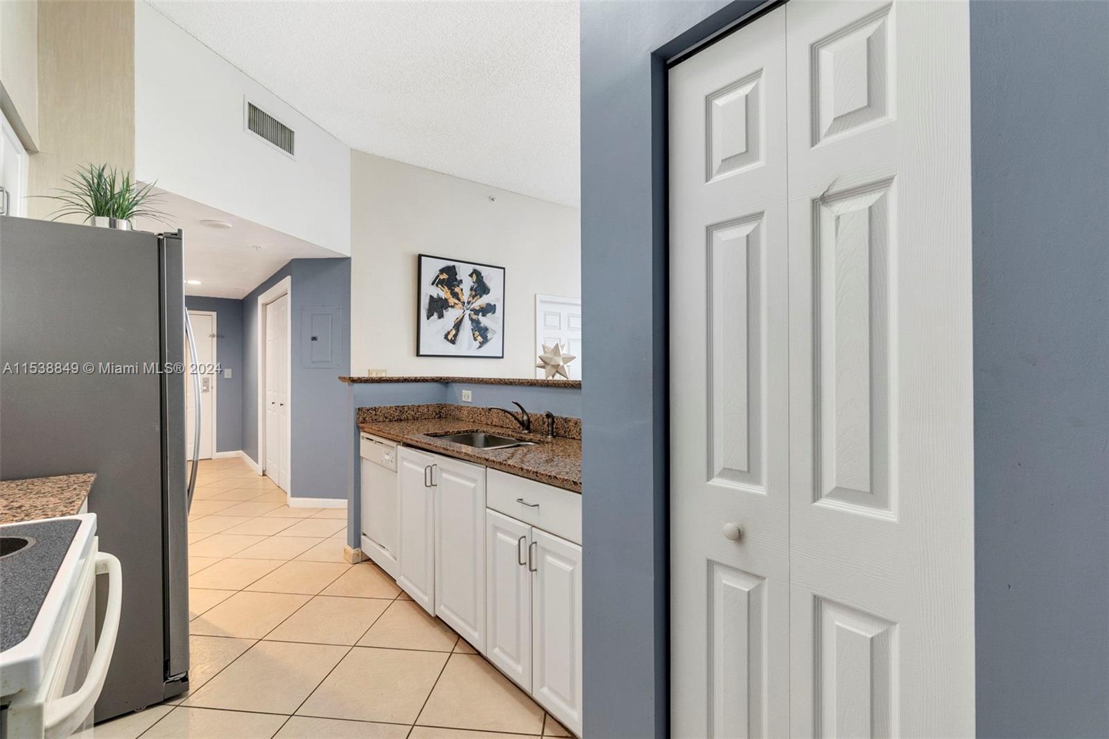 1155 Brickell Bay Dr 202, Miami, Florida 33131, 2 Bedrooms Bedrooms, ,2 BathroomsBathrooms,Residentiallease,For Rent,1155 Brickell Bay Dr 202,A11538849