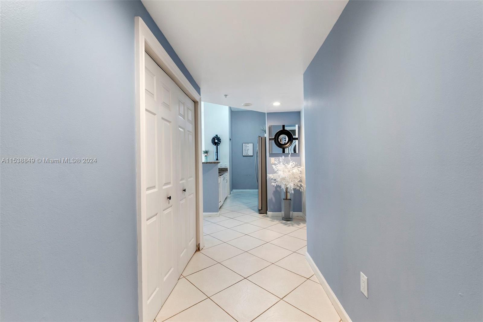 1155 Brickell Bay Dr 202, Miami, Florida 33131, 2 Bedrooms Bedrooms, ,2 BathroomsBathrooms,Residentiallease,For Rent,1155 Brickell Bay Dr 202,A11538849