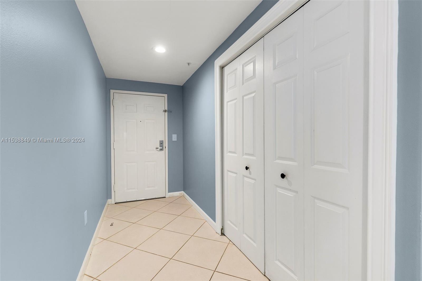 1155 Brickell Bay Dr 202, Miami, Florida 33131, 2 Bedrooms Bedrooms, ,2 BathroomsBathrooms,Residentiallease,For Rent,1155 Brickell Bay Dr 202,A11538849