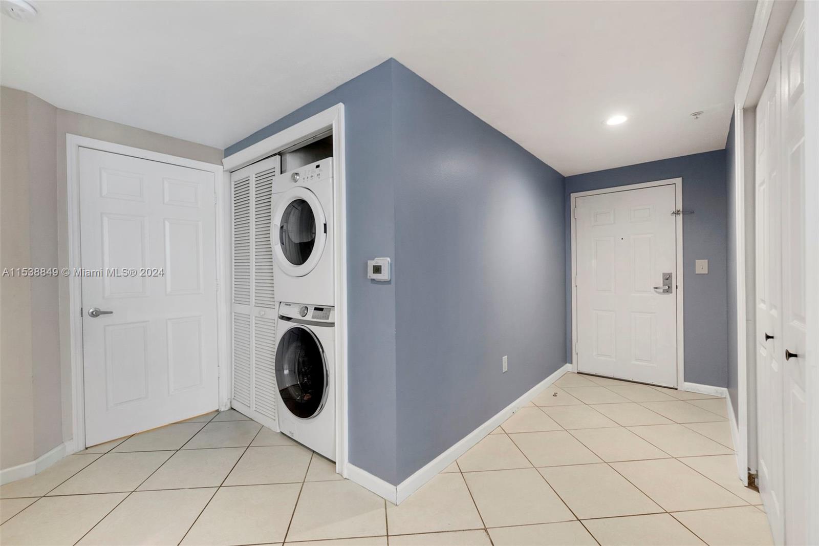 1155 Brickell Bay Dr 202, Miami, Florida 33131, 2 Bedrooms Bedrooms, ,2 BathroomsBathrooms,Residentiallease,For Rent,1155 Brickell Bay Dr 202,A11538849