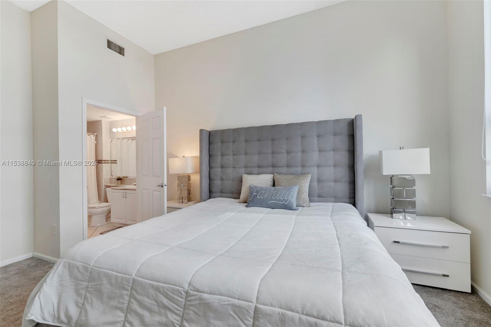 1155 Brickell Bay Dr 202, Miami, Florida 33131, 2 Bedrooms Bedrooms, ,2 BathroomsBathrooms,Residentiallease,For Rent,1155 Brickell Bay Dr 202,A11538849
