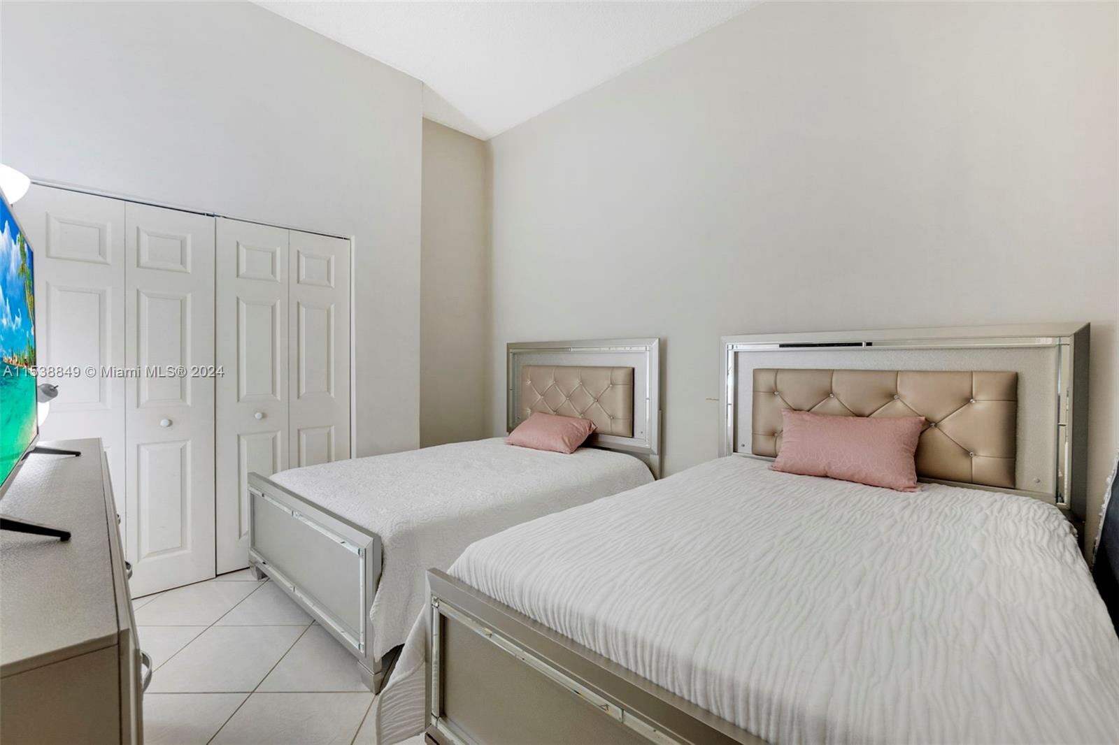 1155 Brickell Bay Dr 202, Miami, Florida 33131, 2 Bedrooms Bedrooms, ,2 BathroomsBathrooms,Residentiallease,For Rent,1155 Brickell Bay Dr 202,A11538849
