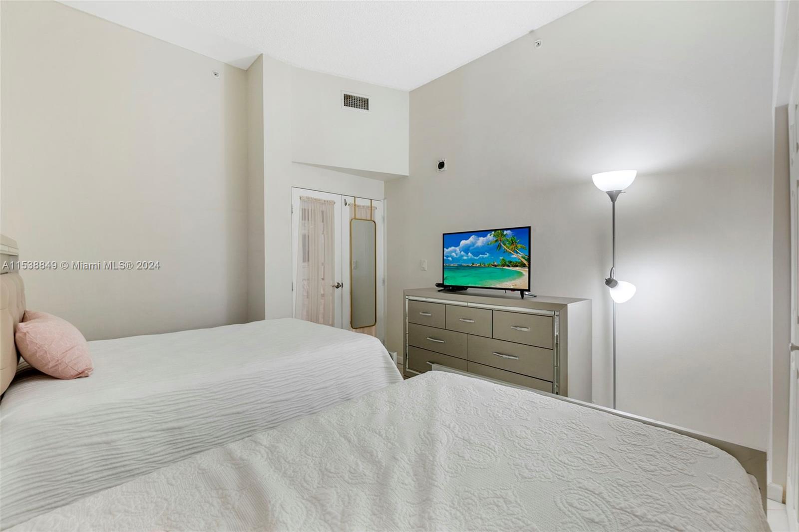1155 Brickell Bay Dr 202, Miami, Florida 33131, 2 Bedrooms Bedrooms, ,2 BathroomsBathrooms,Residentiallease,For Rent,1155 Brickell Bay Dr 202,A11538849